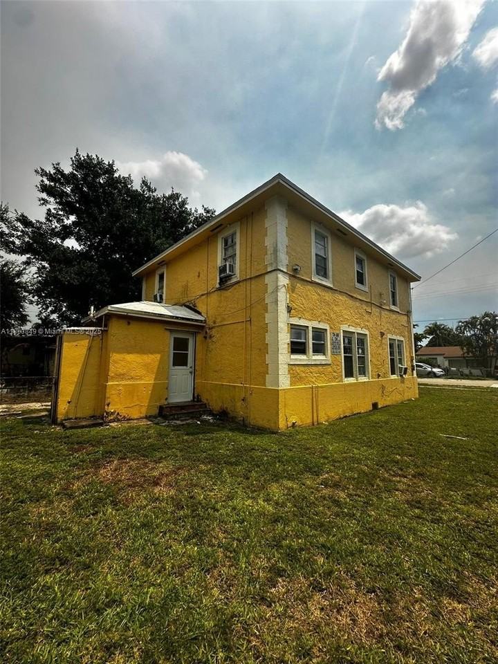 1925 Nw 56th St - Photo 2 of 9