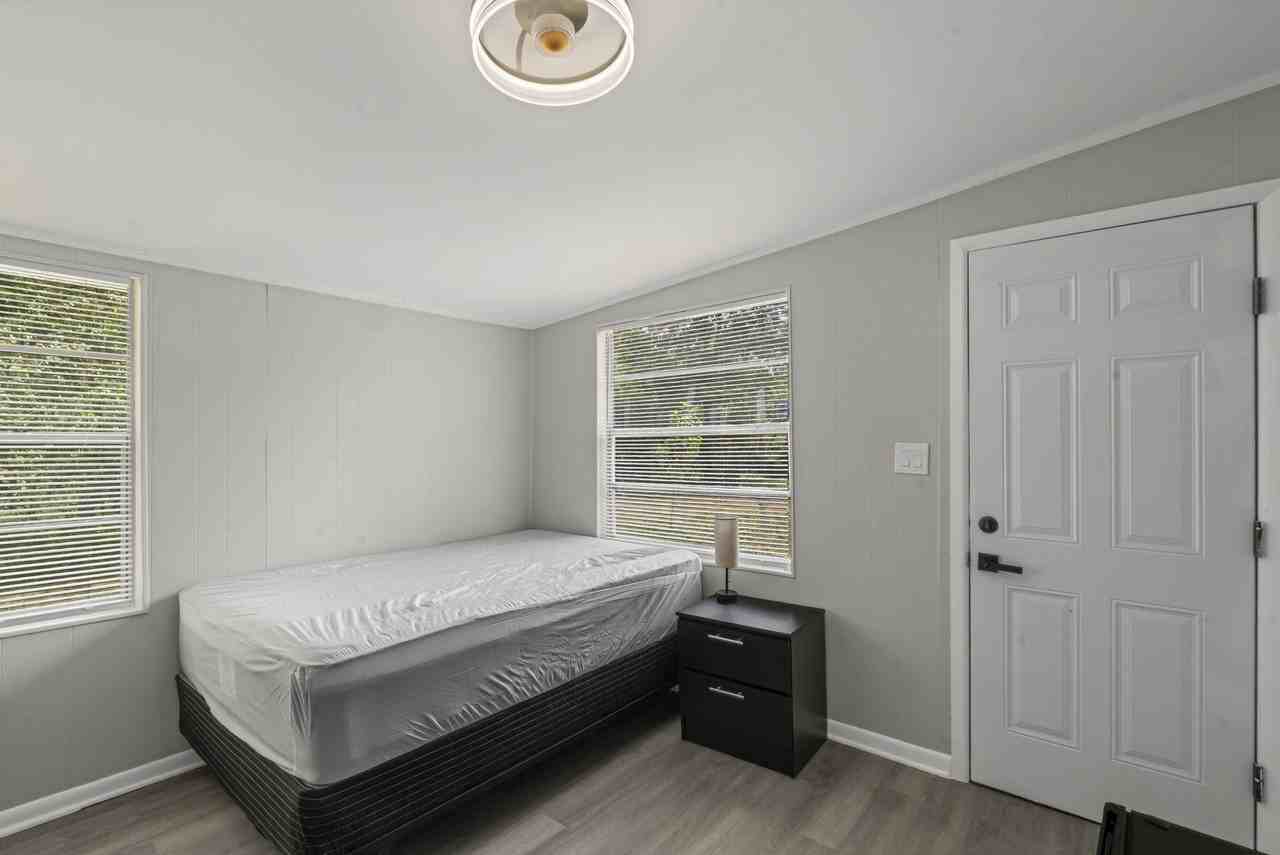E 27th St - Photo 7 of 8