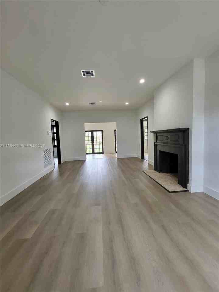 816 Ne 91st Ter - Photo 2 of 8