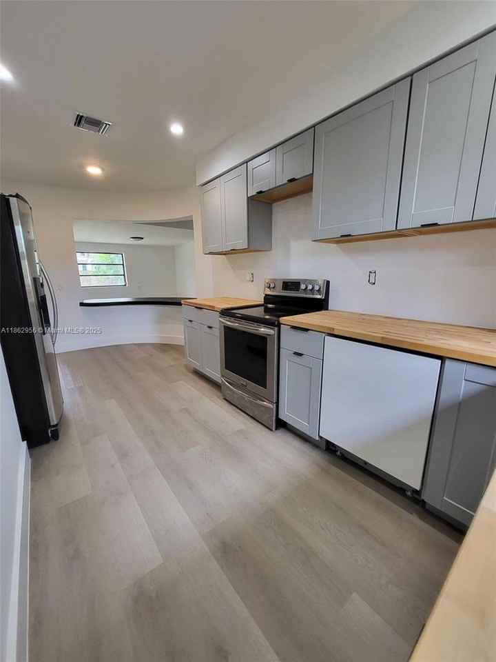 816 Ne 91st Ter - Photo 3 of 8