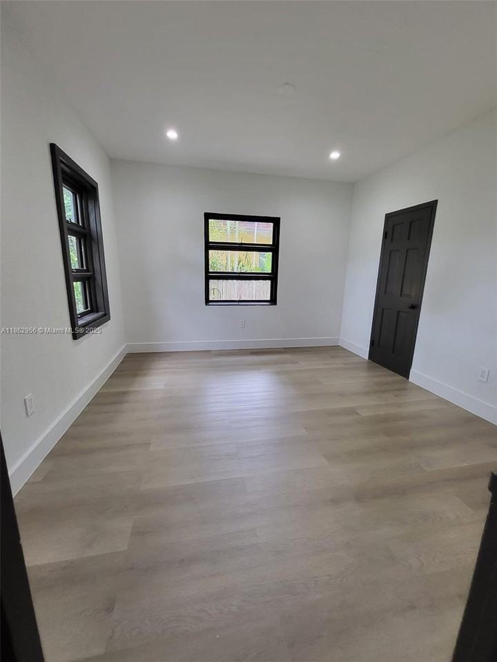 816 Ne 91st Ter - Photo 7 of 8