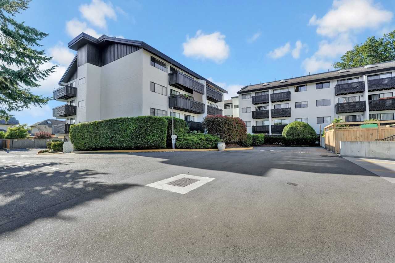 Roberts Manor Apartments - Photo 3 of 15