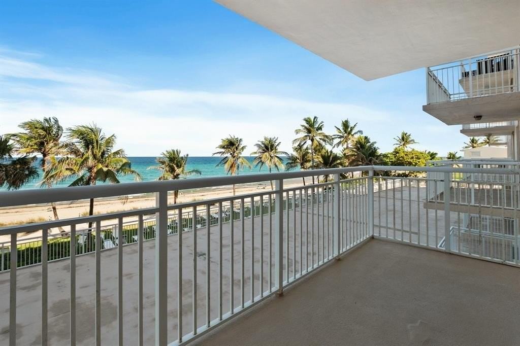 1051 Hillsboro Mile #305E - Photo 7 of 26