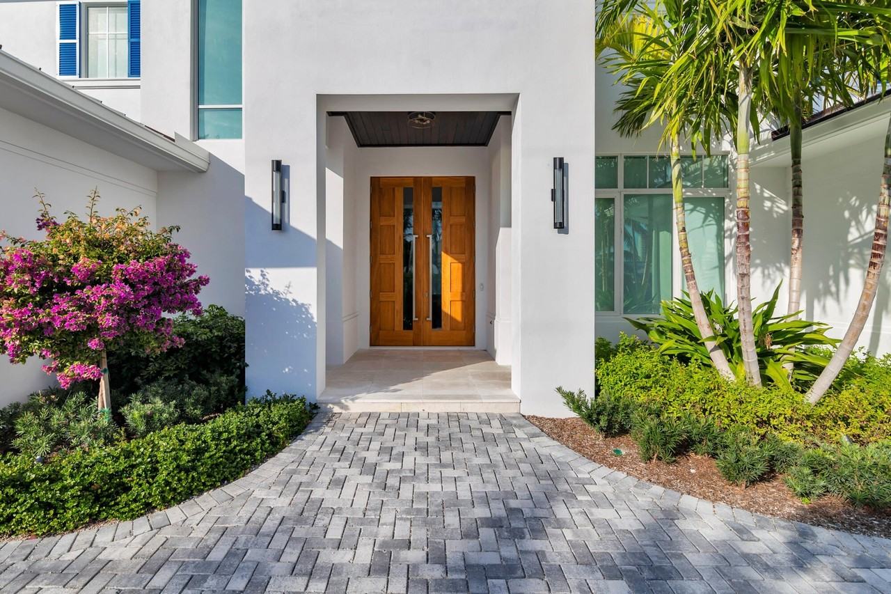 1180 Bimini Ln - Photo 4 of 35