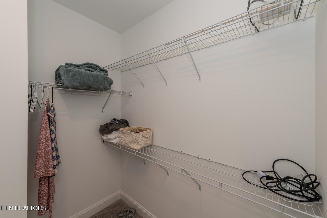 172 Goldheart Rd - Photo 5 of 35