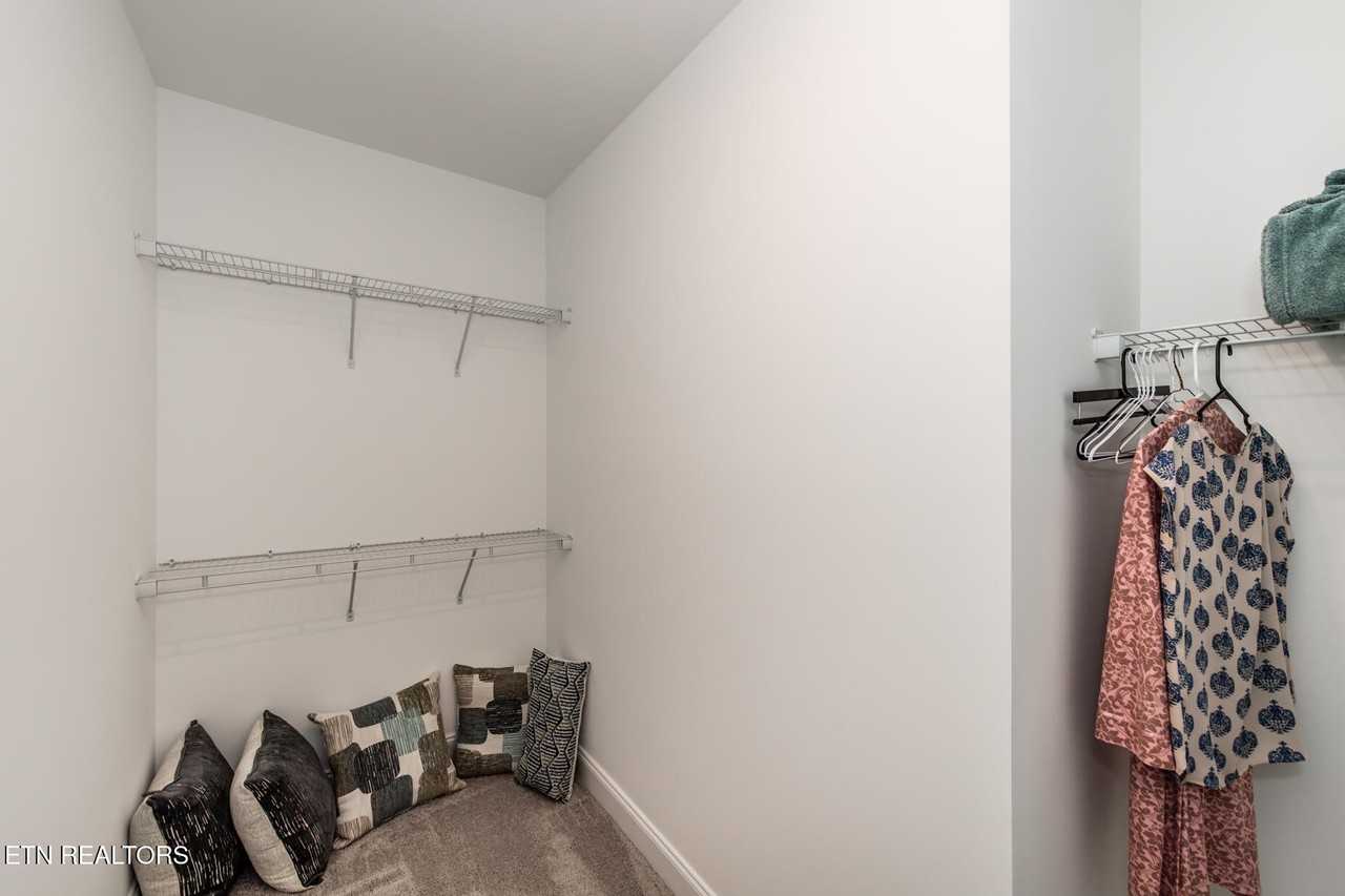 172 Goldheart Rd - Photo 6 of 35