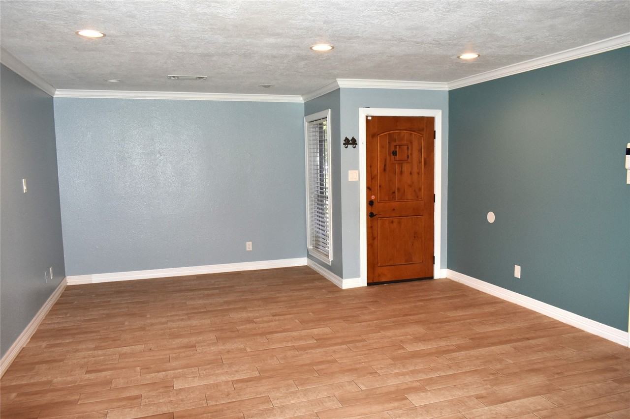 12706 Highmanor Dr - Photo 4 of 41