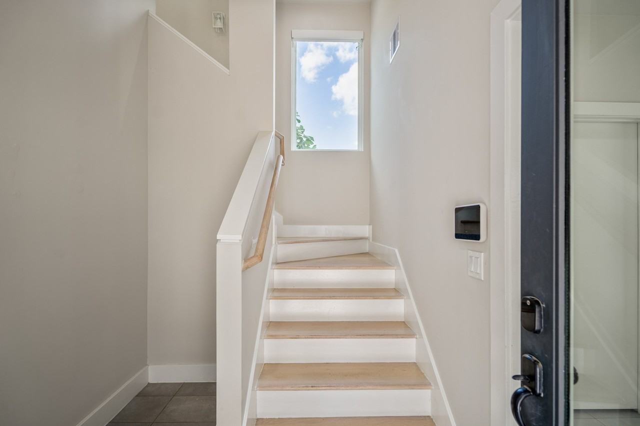 2118 Dennis St - Photo 2 of 43