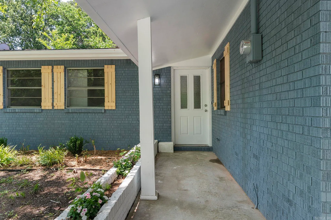 605 N West St - Photo 3 of 32