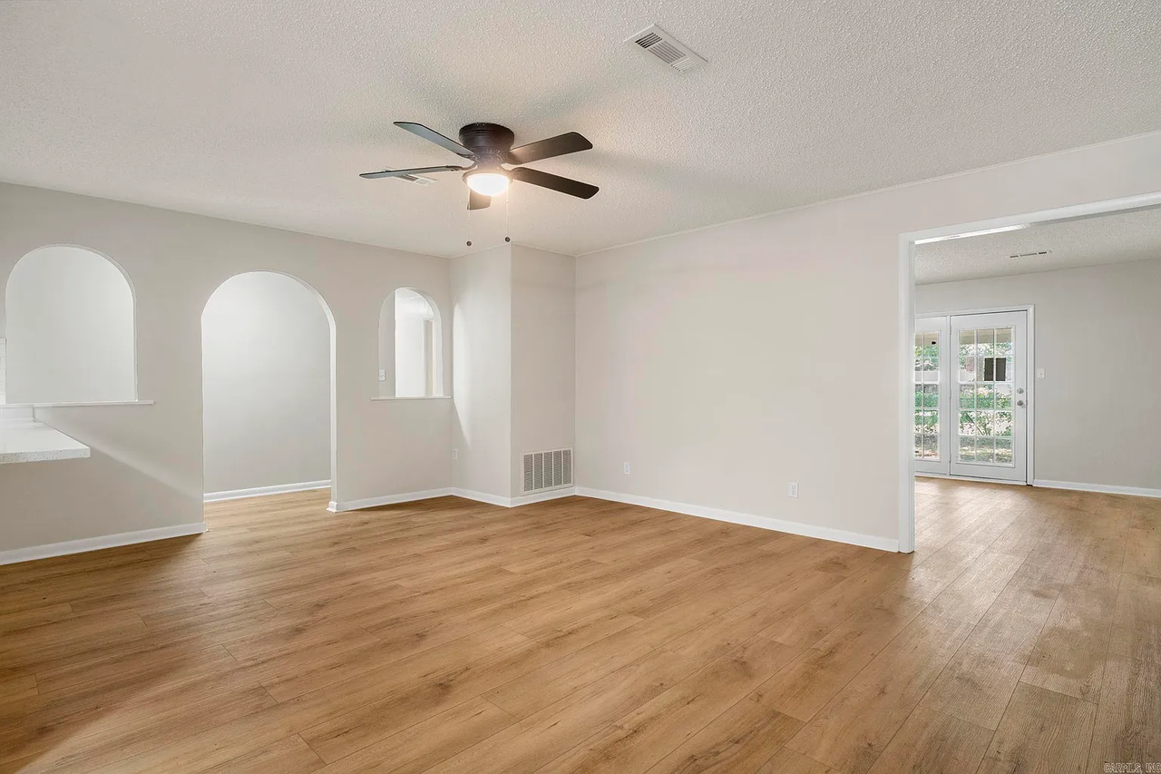 605 N West St - Photo 5 of 32