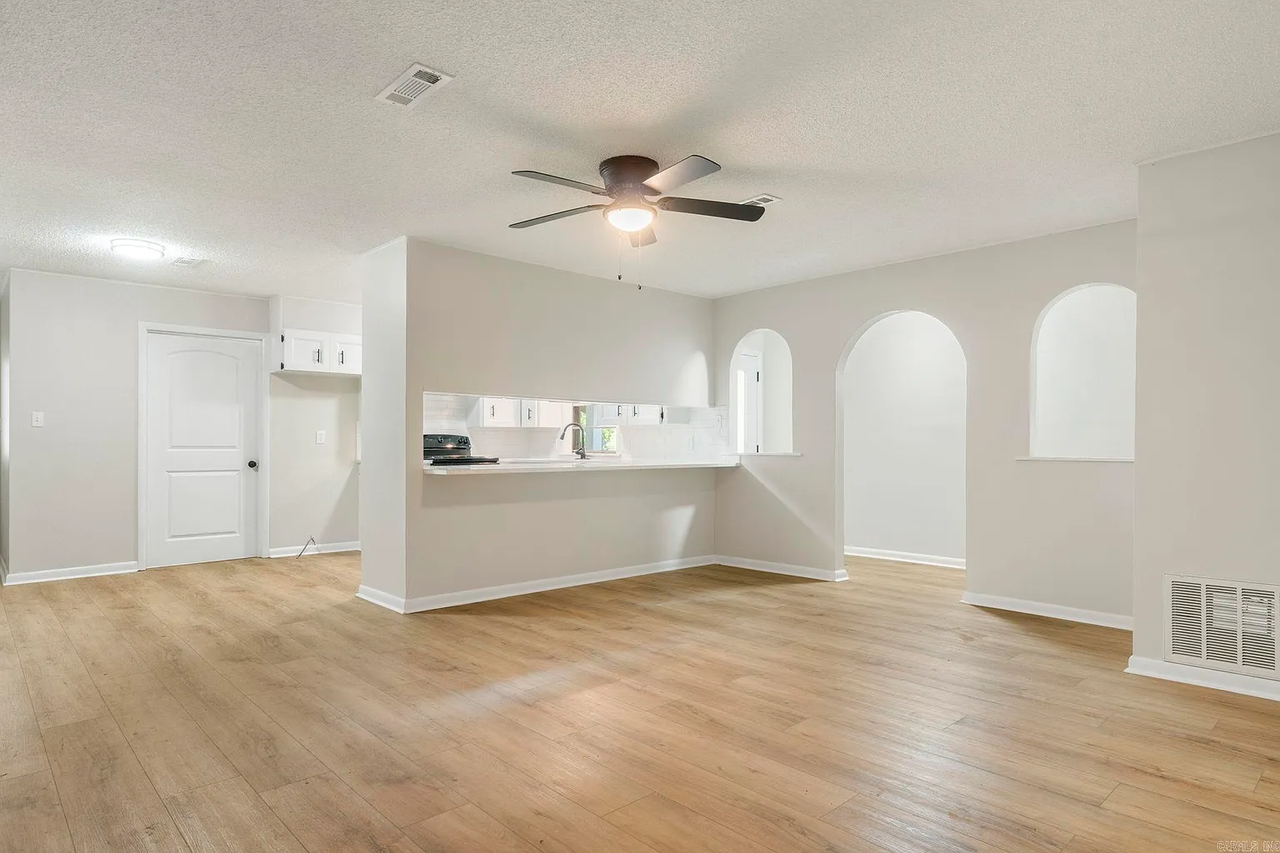 605 N West St - Photo 7 of 32