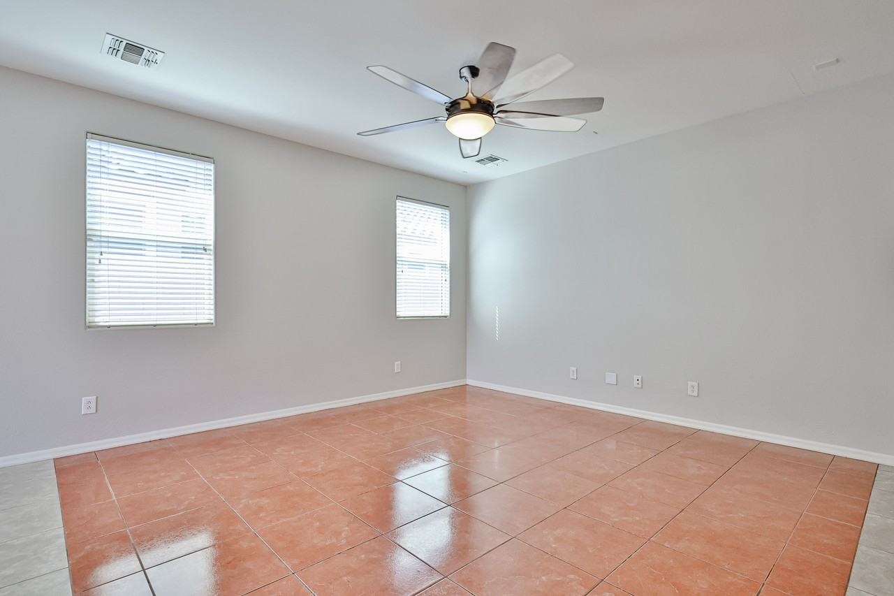 15573 West Laurel Lane - Photo 3 of 35