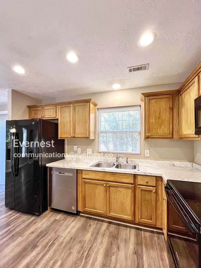 5005 Cobblestone Creek Dr - Photo 3 of 37