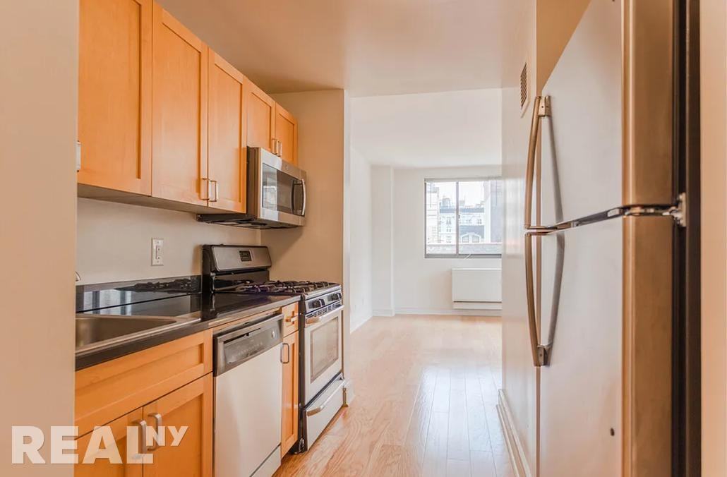 W 96th St #901 - Photo 2 of 5