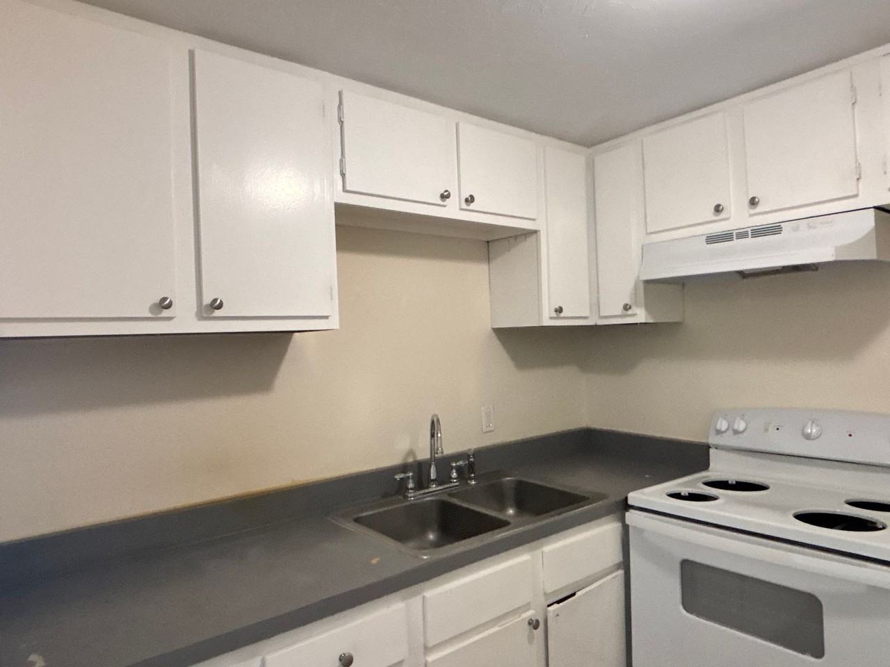 6918 Southwest 6th Place #E - Photo 3 of 4