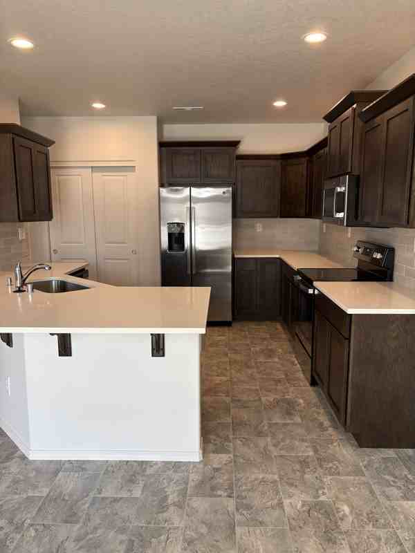 749 N Doumit Dr - Photo 3 of 12