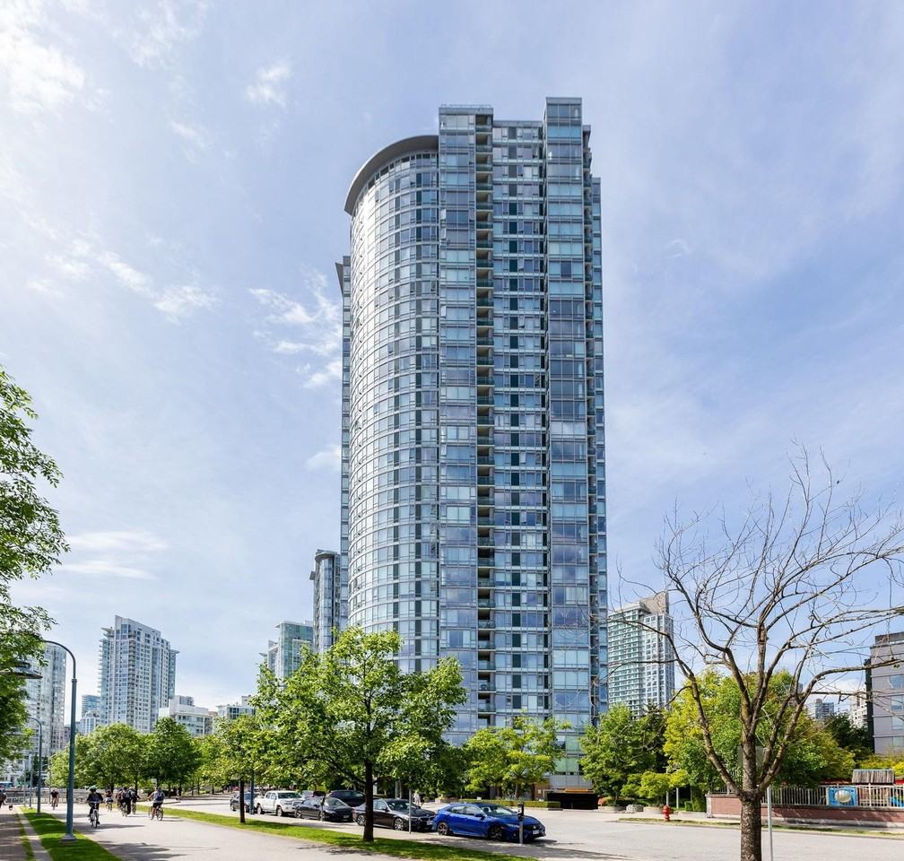 1033 Marinaside Crescent #30++ - Photo 3 of 31