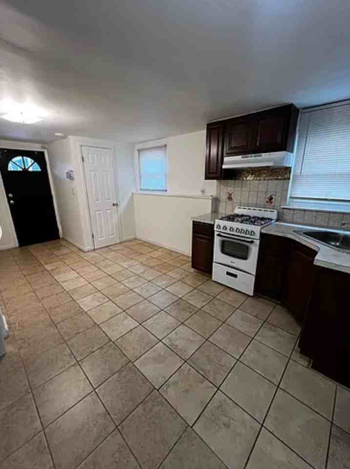 836 Throgs Neck Expy - Photo 2 of 6