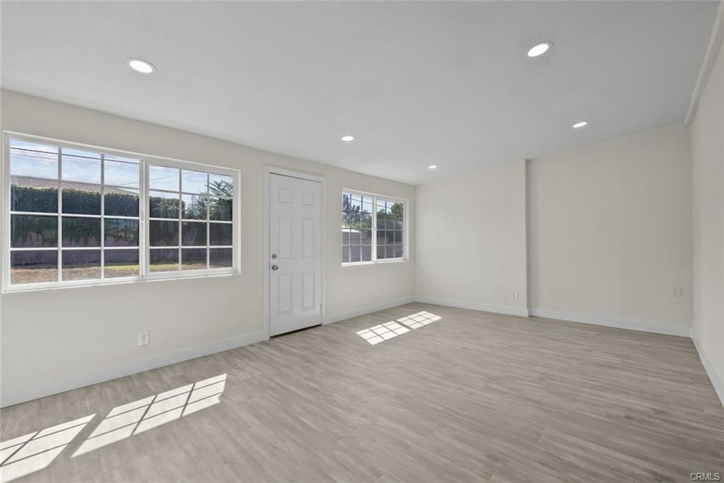 5040 N Lyman Ave - Photo 3 of 8