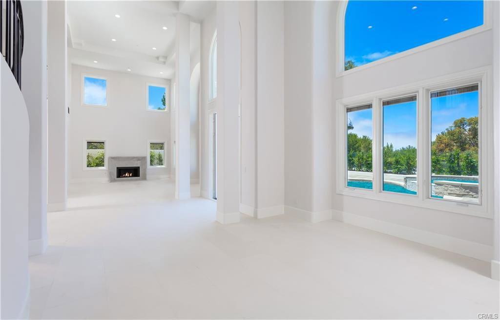 5 Longboat - Photo 4 of 8