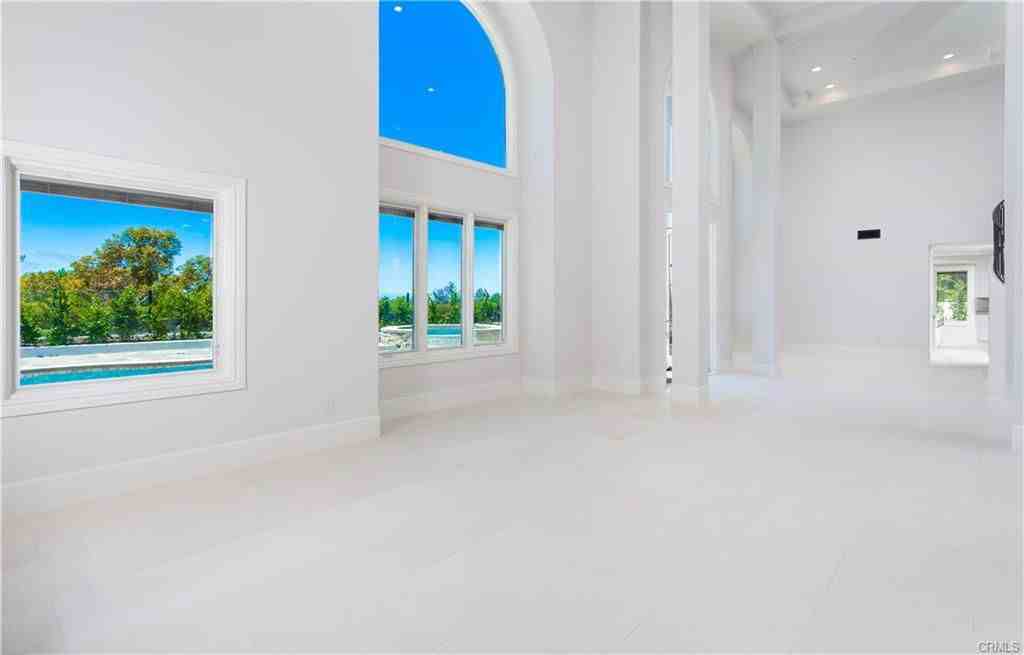 5 Longboat - Photo 5 of 8