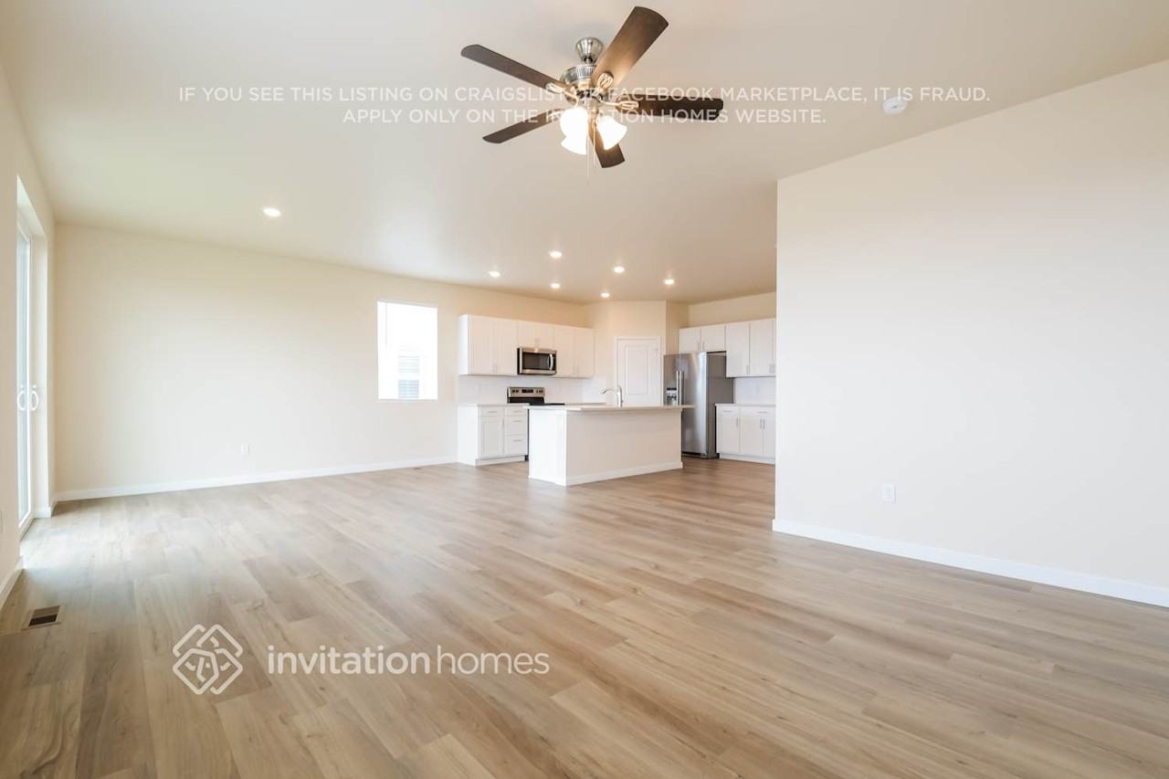 889 Harvard St - Photo 3 of 17