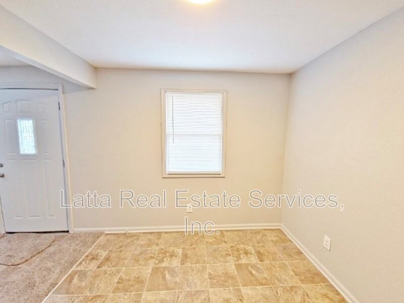 405 West 30th Street - Photo 3 of 7