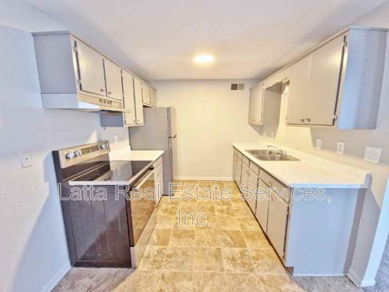 405 West 30th Street - Photo 4 of 7