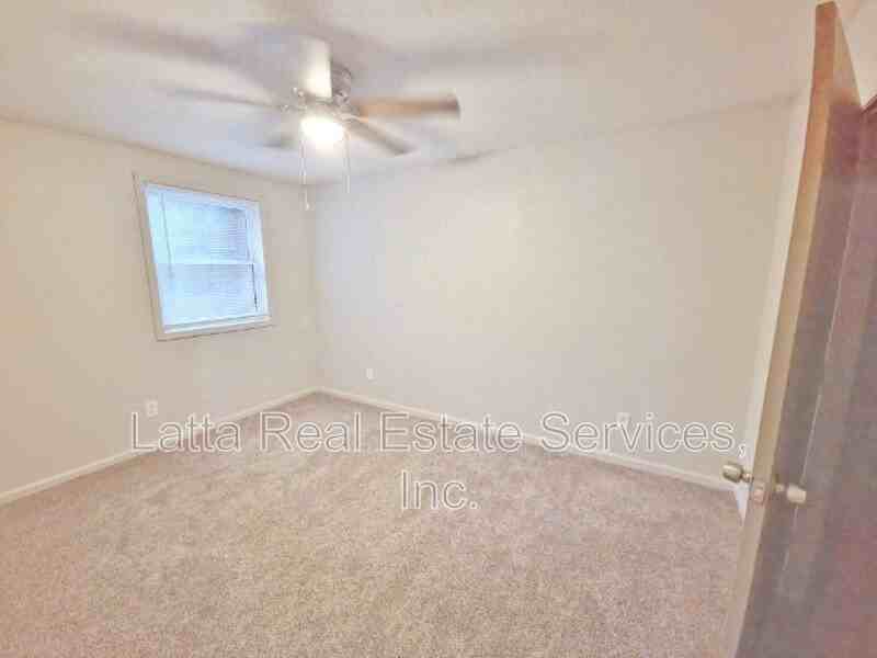 405 West 30th Street - Photo 5 of 7