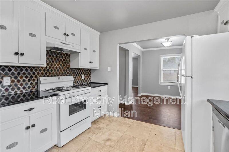 3201 Mccart Ave - Photo 4 of 21