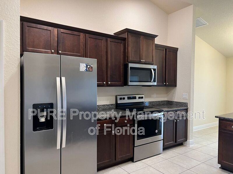 9883 Swavenue Rd - Photo 3 of 32