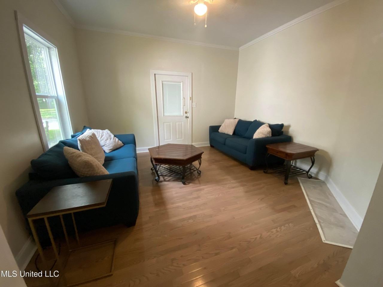 1505 Roosevelt St - Photo 4 of 12