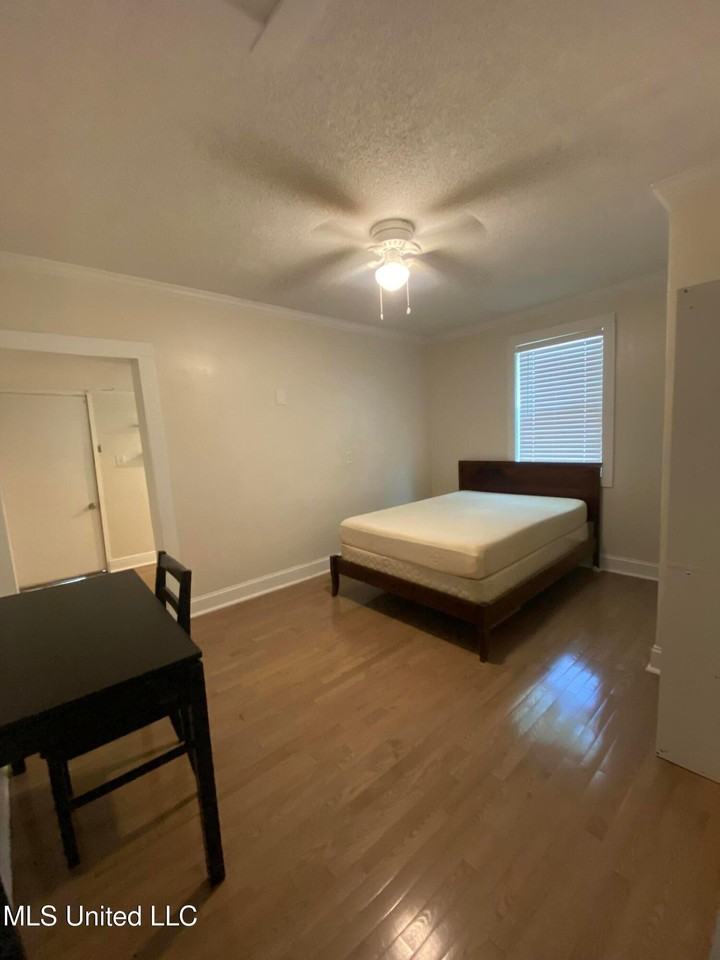 1505 Roosevelt St - Photo 7 of 12