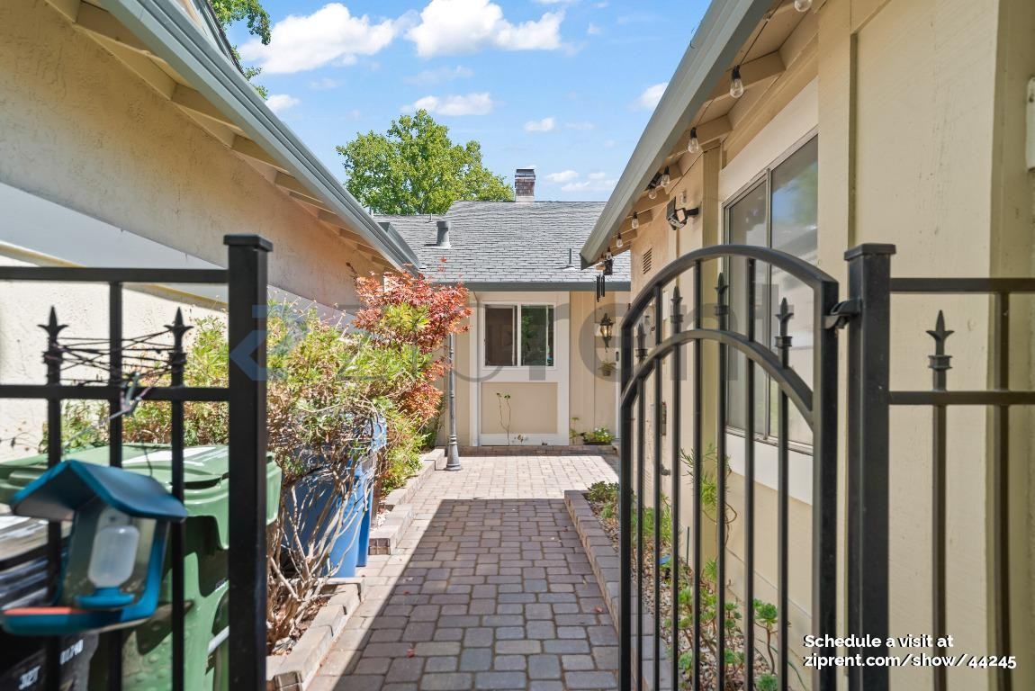652 St Ives Ct - Photo 4 of 36