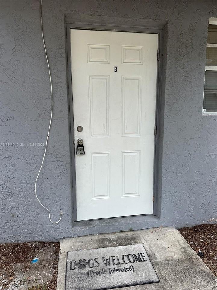 1541 Nw 2nd St #B - Photo 4 of 11