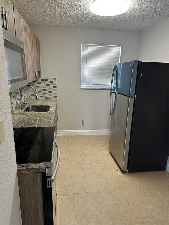 1541 Nw 2nd St #B - Photo 5 of 11