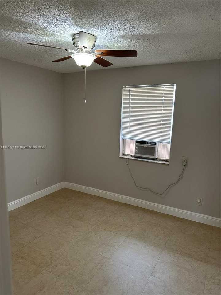 1541 Nw 2nd St #B - Photo 6 of 11