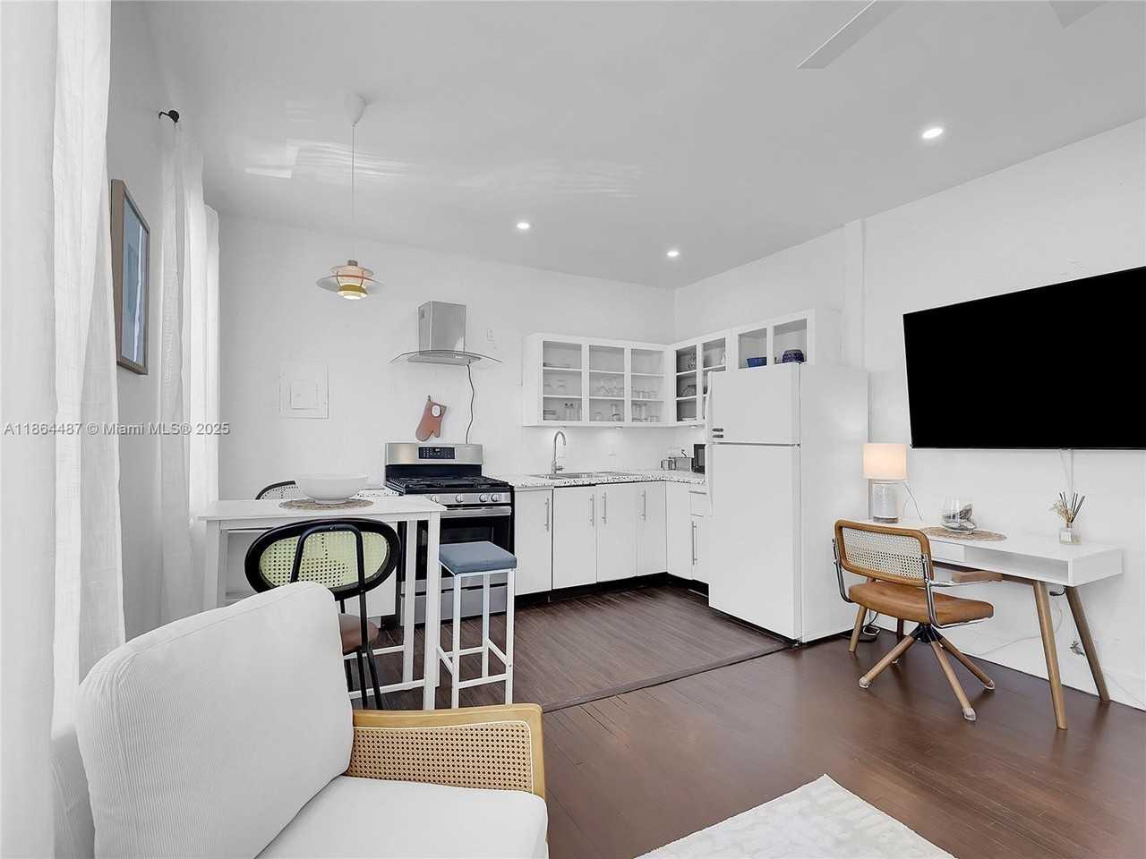 1618 Michigan Ave #25 - Photo 3 of 16