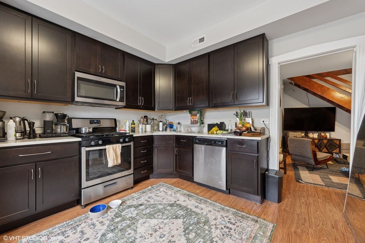 2531 W Lyndale St #2R - Photo 2 of 11