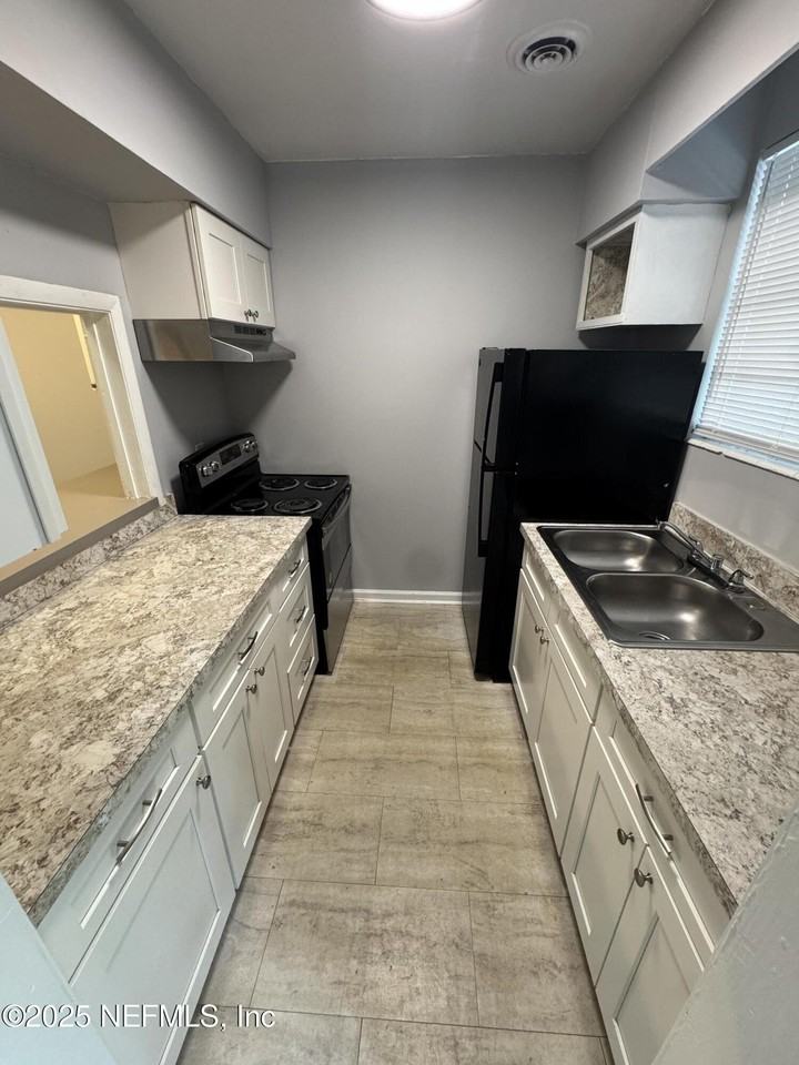 2441 Spring Park Rd Apt 56 #56 - Photo 4 of 10