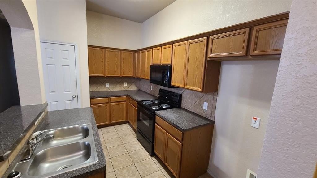 806 Walnut St - Photo 3 of 19