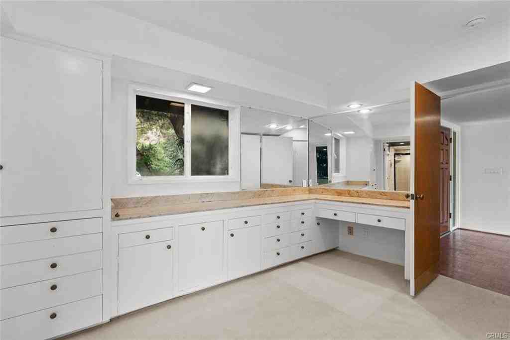 1218 Flintridge Cir - Photo 3 of 8