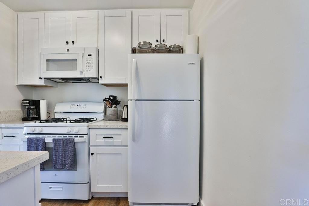 4685 E Mountain View Dr - Photo 3 of 20