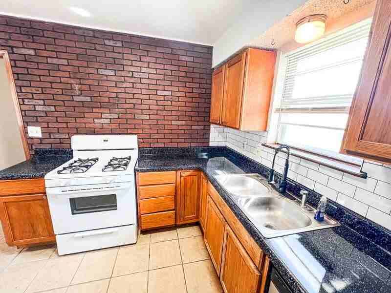 817 W Walnut St - Photo 2 of 11