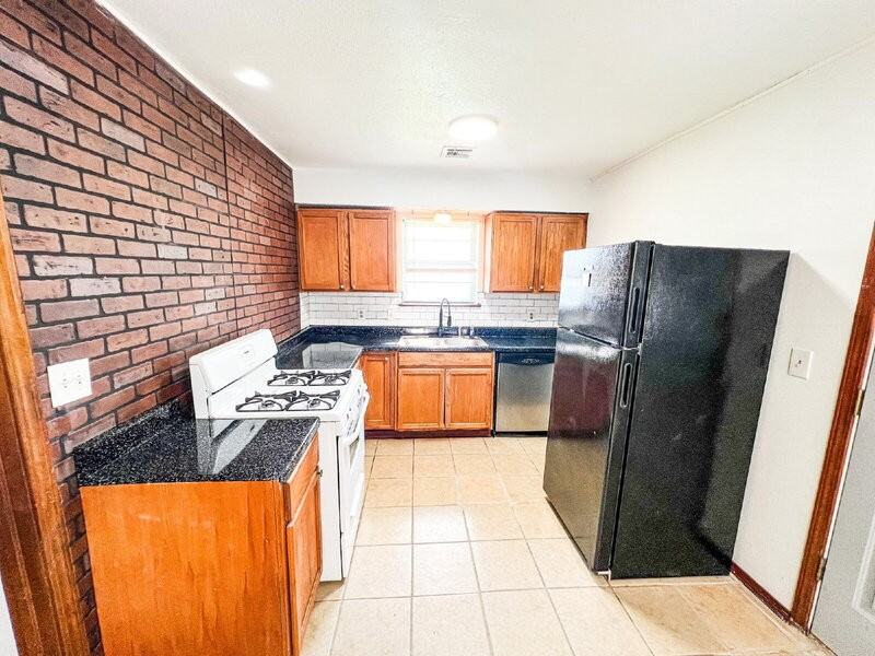 817 W Walnut St - Photo 3 of 11