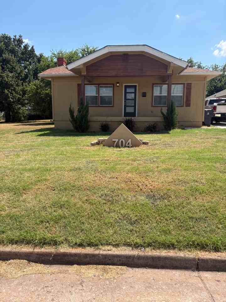 704 Ne 29th St - Photo 2 of 11