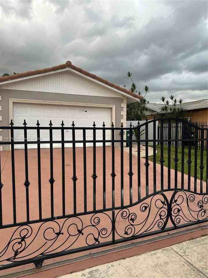 10805 Sw 165th Ter #0 - Photo 2 of 39