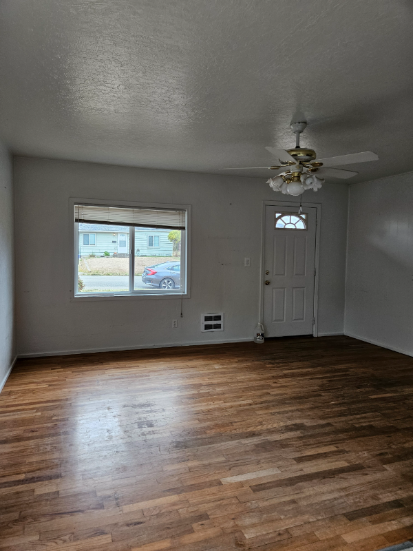 824 Arago Ave - Photo 2 of 11