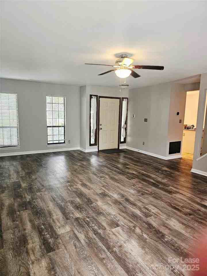 9301 Chislehurst Rd - Photo 4 of 16