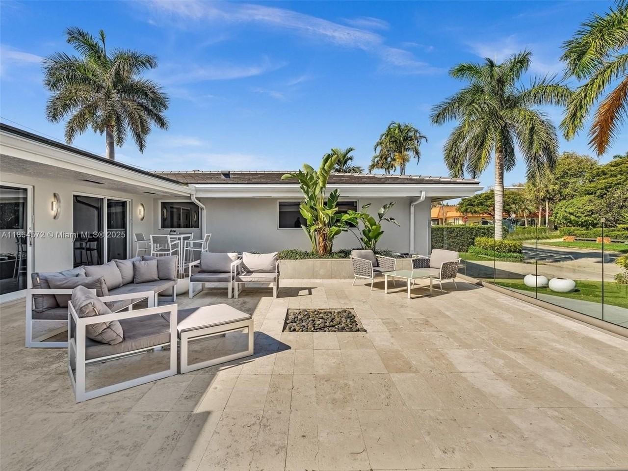 840 S Southlake Dr - Photo 2 of 50